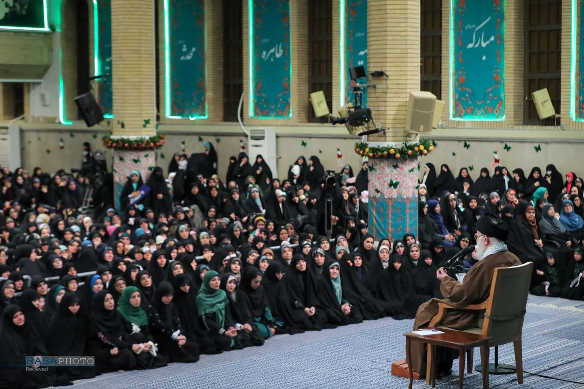 دیدار هزاران نفر از زنان و دختران با رهبر انقلاب