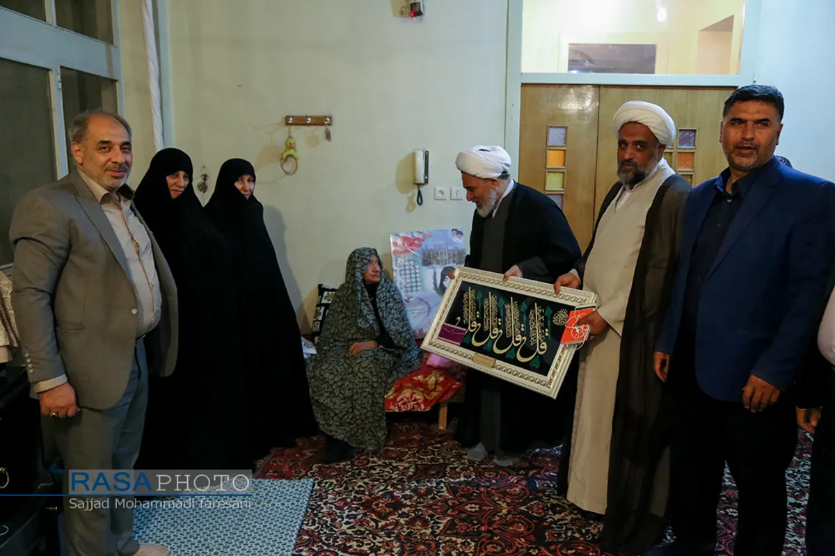 دیدار مدیر حوزه علمیه خواهران با خانواده طلبه شهیده فاطمه اسدیان