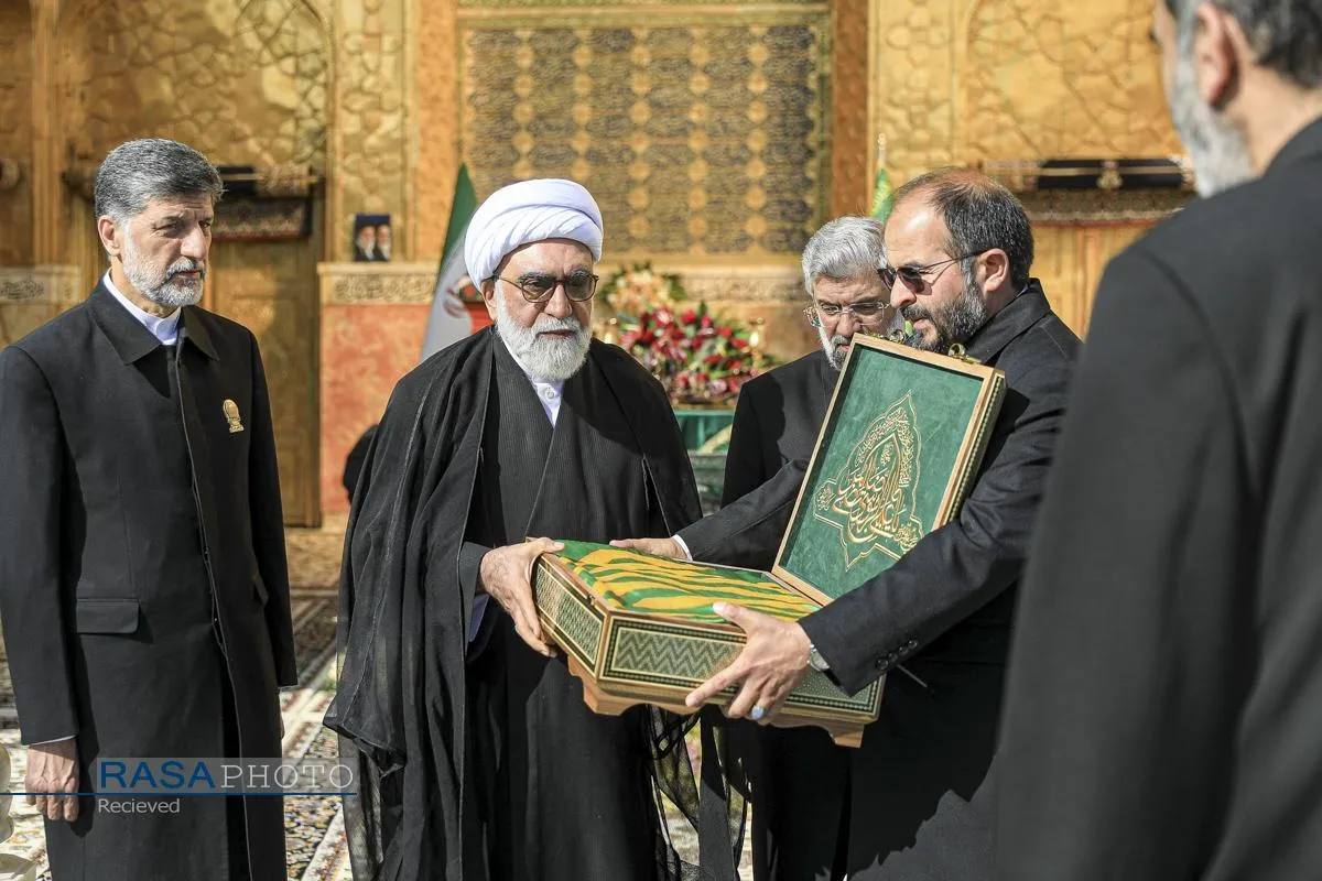 آیین تعویض پرچم گنبد منور رضوی در روز میلاد حضرت امام رضا (علیه&zwnj;السلام)