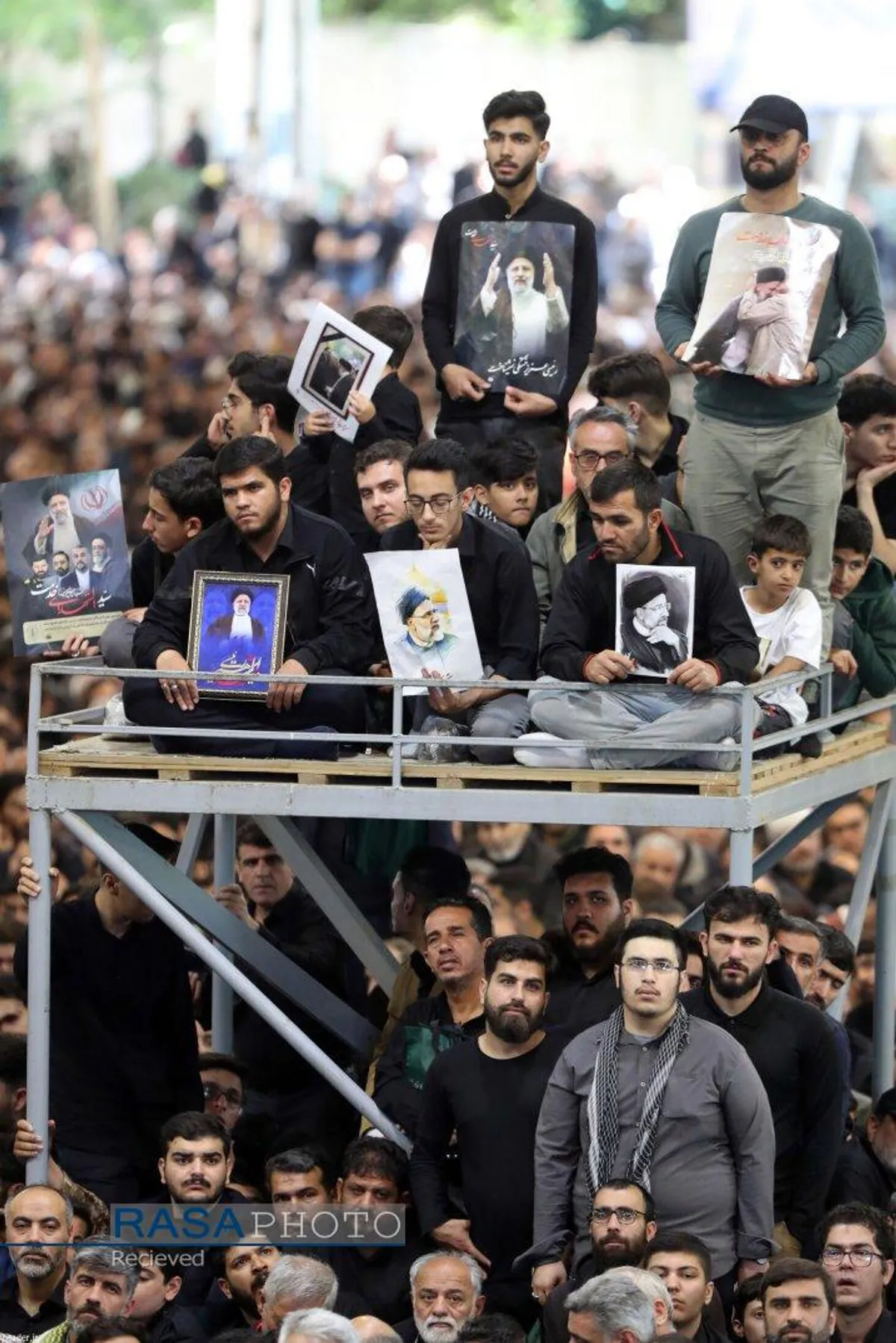 اقامه نماز توسط رهبر معظم انقلاب بر پیکر شهدای خدمت