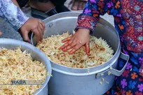 تهیه و توزیع غذای گرم در مناطق محروم شرق کشور توسط طلاب و بسیجیان