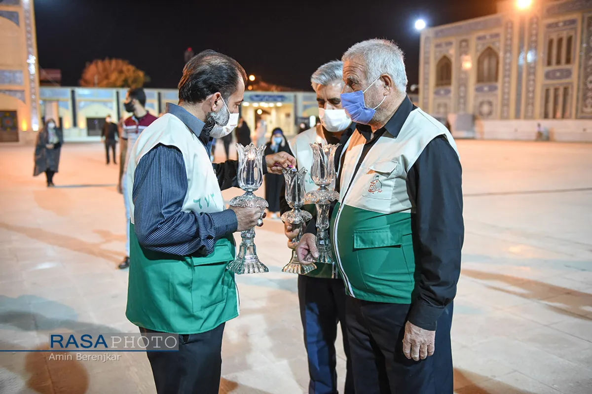 آیین لاله گردانی شب شام غریبان شهادت امام رضا(ع) در شیراز&lrm;
