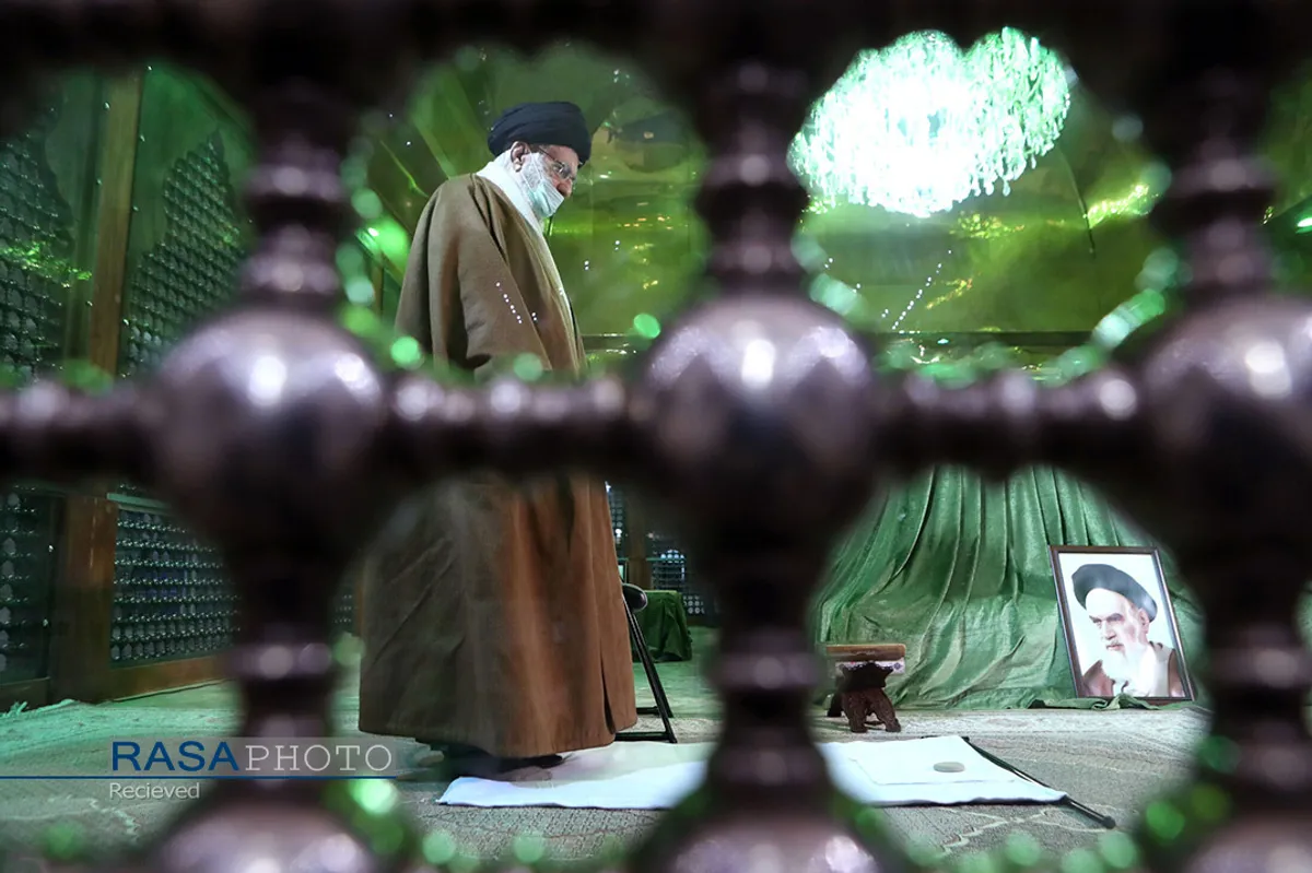 حضور مقام معظم رهبری در مرقد مطهر امام خمینی (ره) و گلزار شهیدان