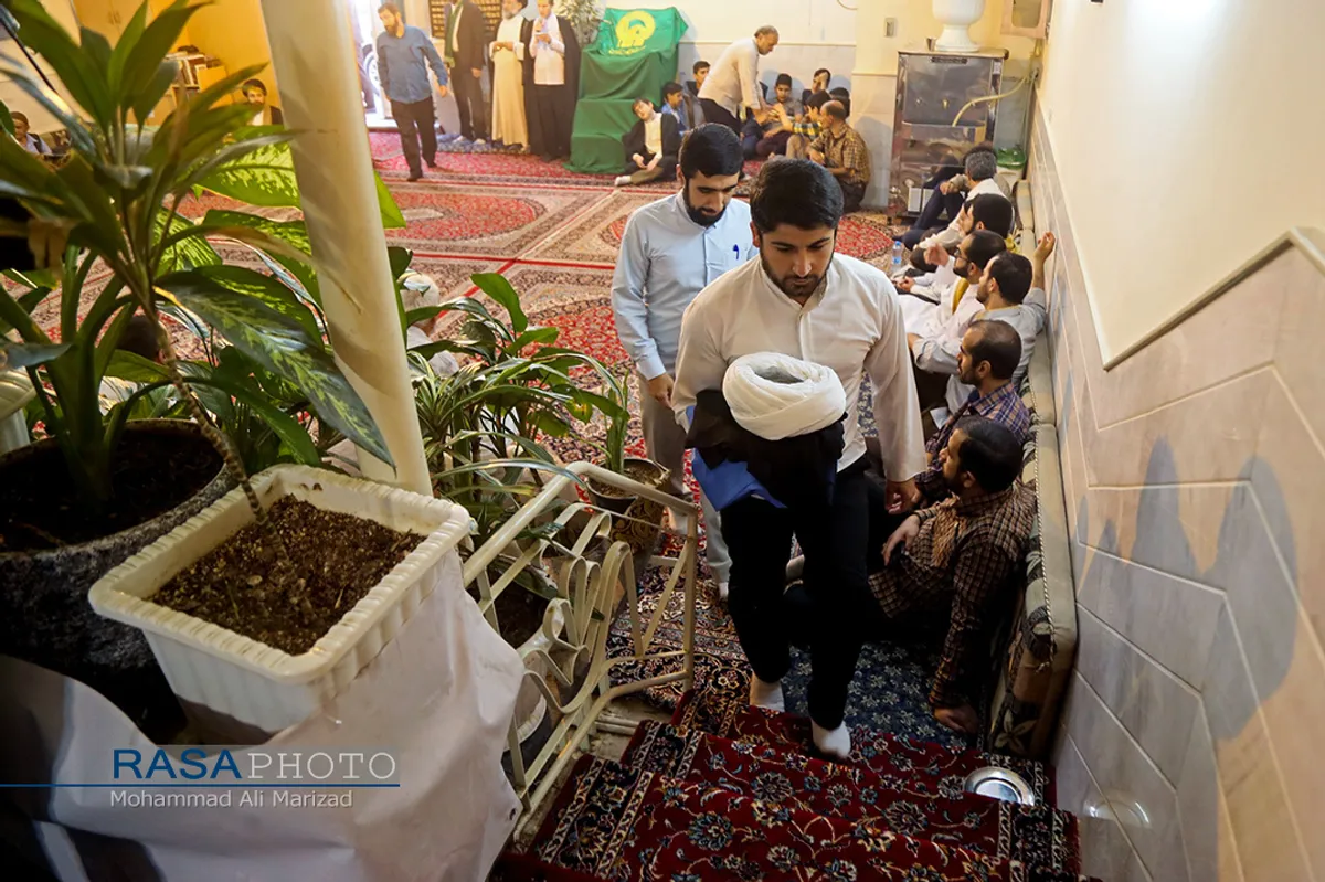 مراسم عمامه&zwnj;گذاری طلاب در بیوت مراجع تقلید در روز عید سعید غدیر