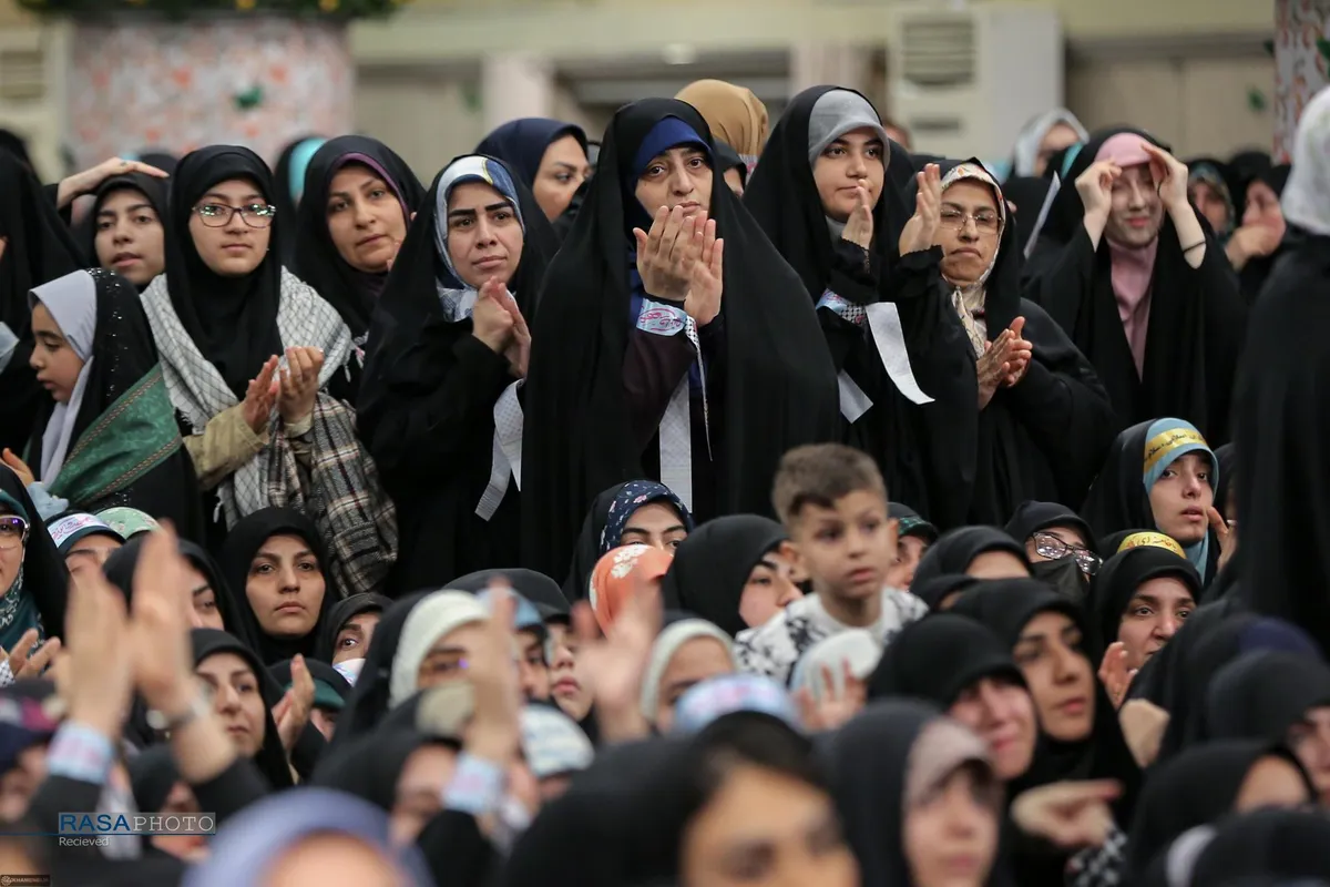 دیدار هزاران نفر از زنان و دختران با رهبر انقلاب