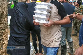 توزیع غذای گرم توسط آستان قدس رضوی بین سیل زدگان منطقه طرق مشهد