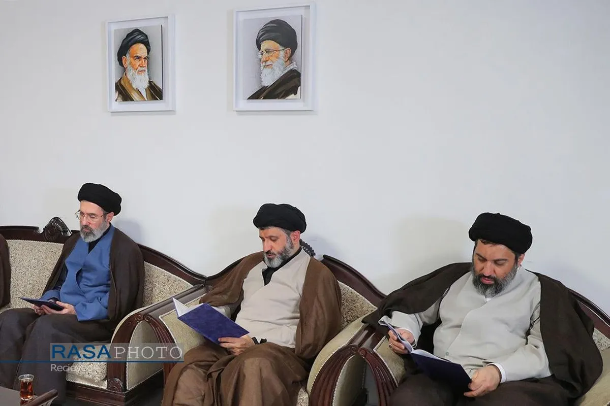 حضور جمعی از فرزندان رهبر انقلاب در دفتر حزب&zwnj;الله در تهران به منظور ابلاغ پیام ایشان
