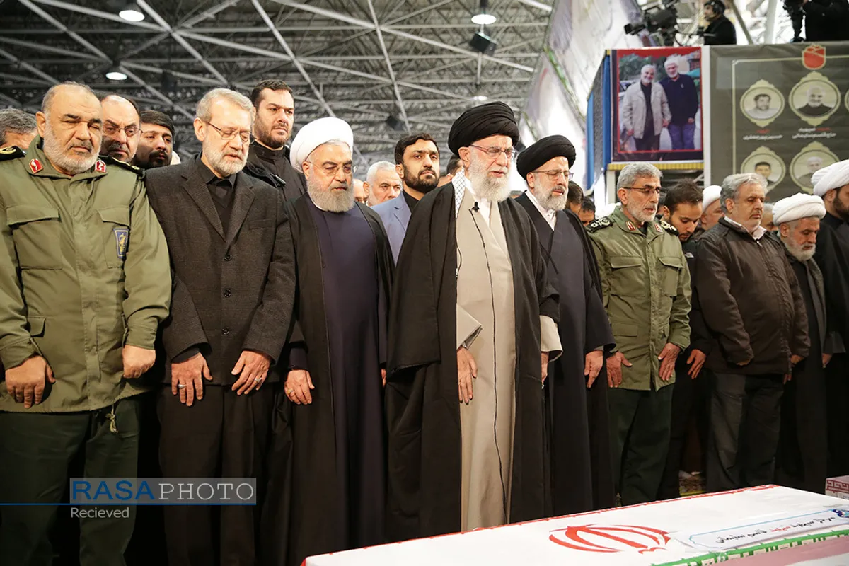 اقامه نماز توسط مقام معظم رهبری بر پیکر سپهبد شهید حاج قاسم سلیمانی و یارانش