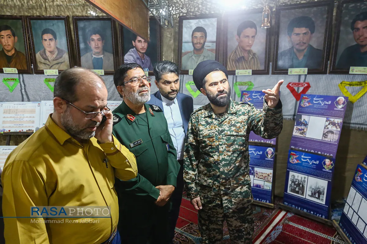 بازدید سردار رمضان شریف سخنگوی سپاه از نمایشگاه "ردای سرخ"
