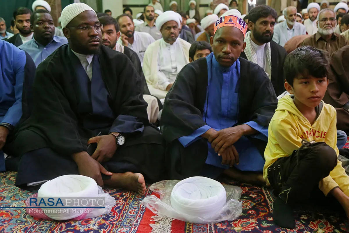 مراسم عمامه&zwnj;گذاری طلاب در بیوت مراجع تقلید در روز عید سعید غدیر