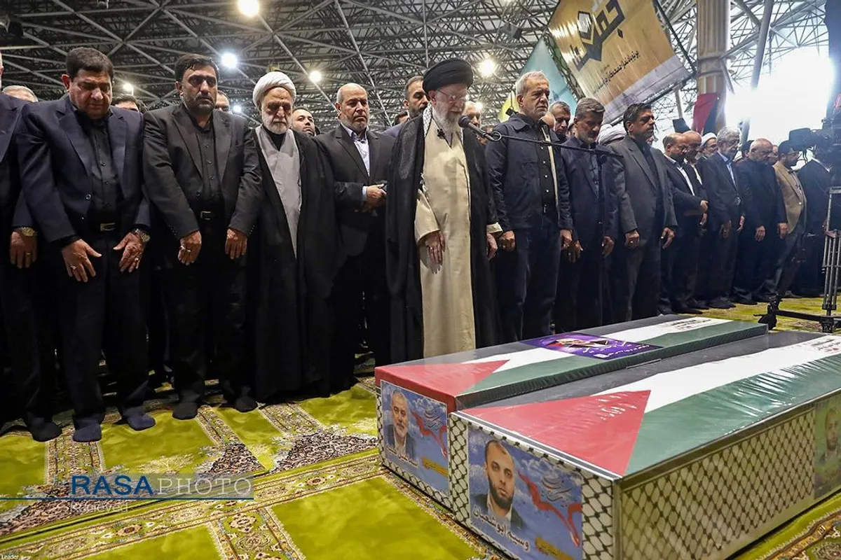 اقامه نماز توسط رهبر معظم انقلاب بر پیکر شهید اسماعیل هنیه