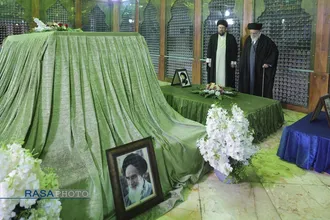 آغاز جشن&zwnj;های چهل&zwnj;وهفتمین سالگرد پیروزی انقلاب با حضور رهبر انقلاب در حرم مطهر حضرت امام خمینی(ره)