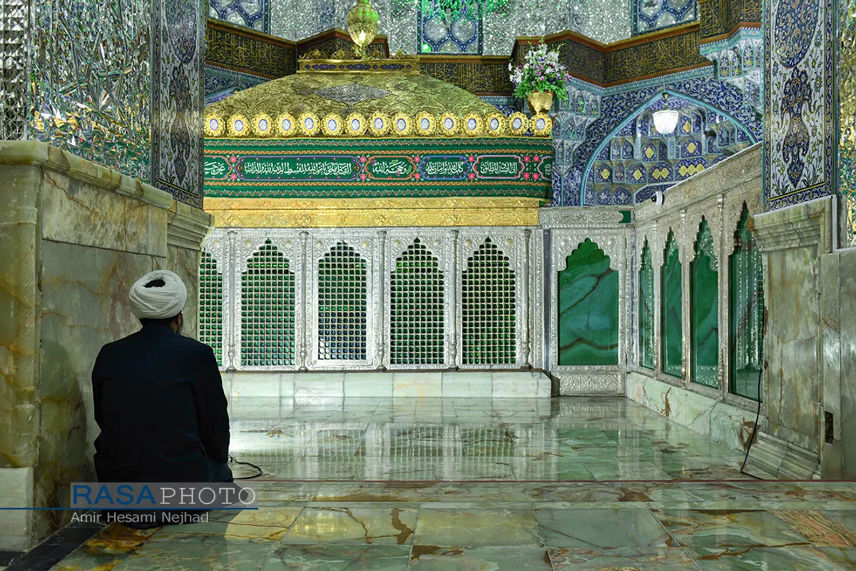 گل&zwnj;آرایی ضریح مطهر حضرت معصومه (س) در شب میلاد پیامبر اعظم (ص)