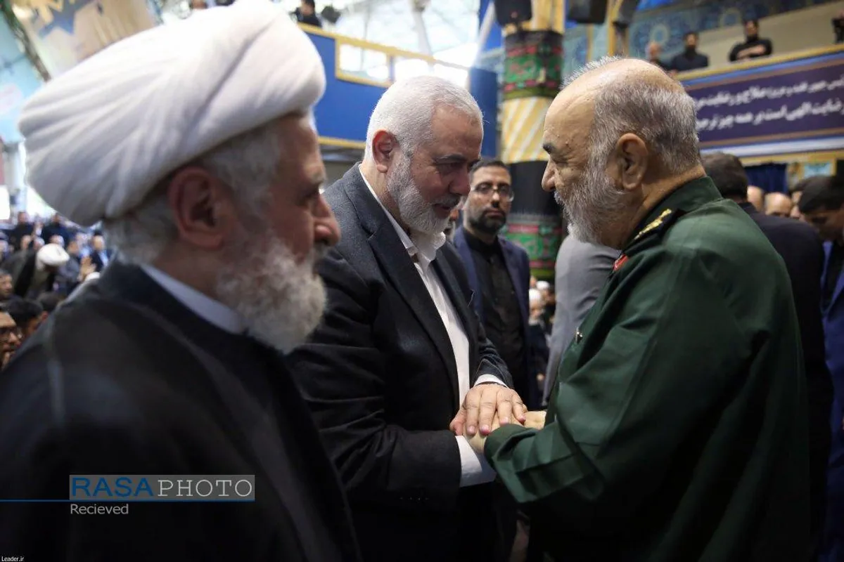 اقامه نماز توسط رهبر معظم انقلاب بر پیکر شهدای خدمت