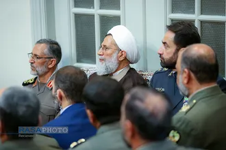دیدار فرمانده کل ارتش و جمعی از فرماندهان نیروی زمینی با فرمانده کل قوا