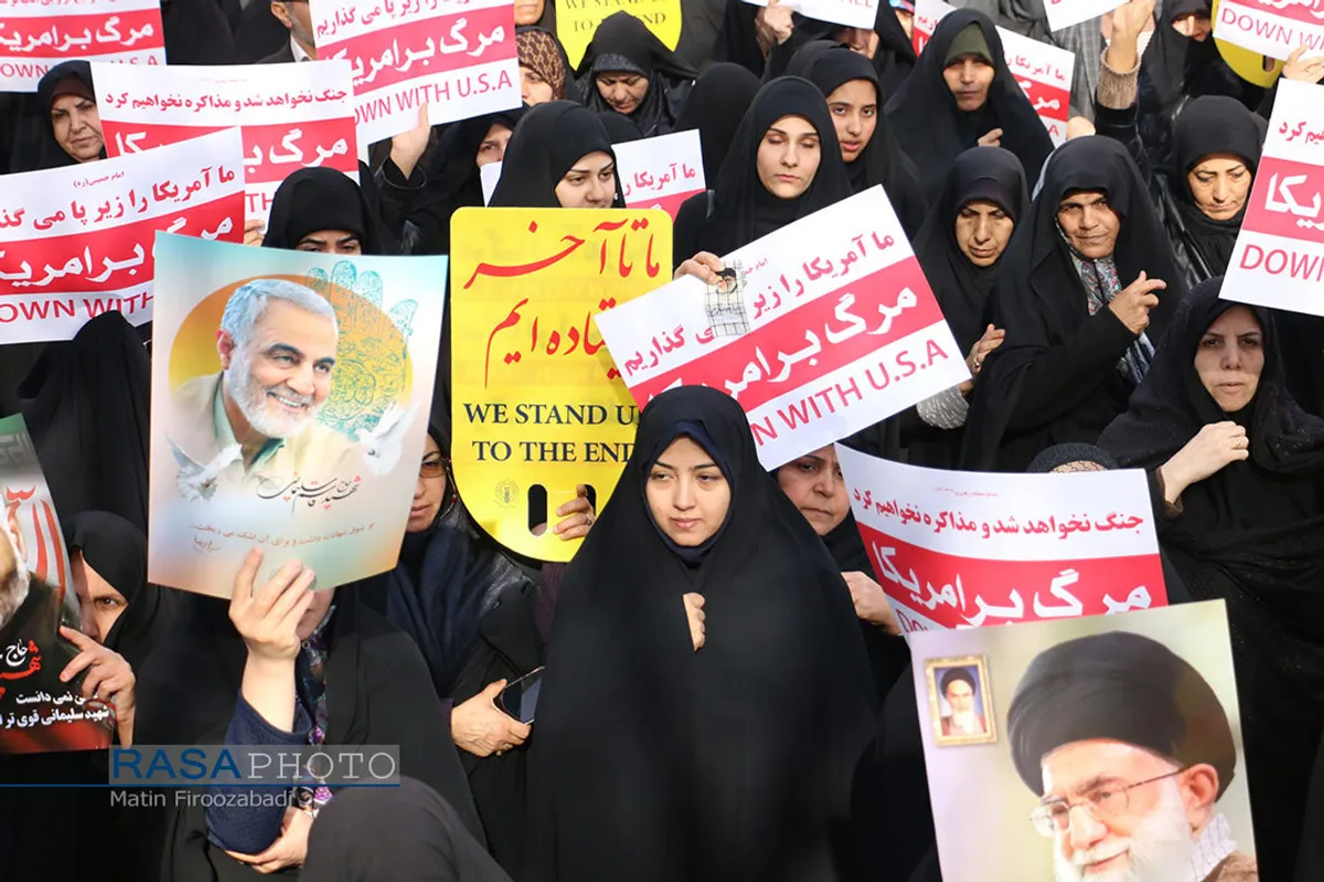 راهپیمایی مردم اصفهان در حمایت از سپاه و همدردی با خانواده شهدای سقوط هواپیما