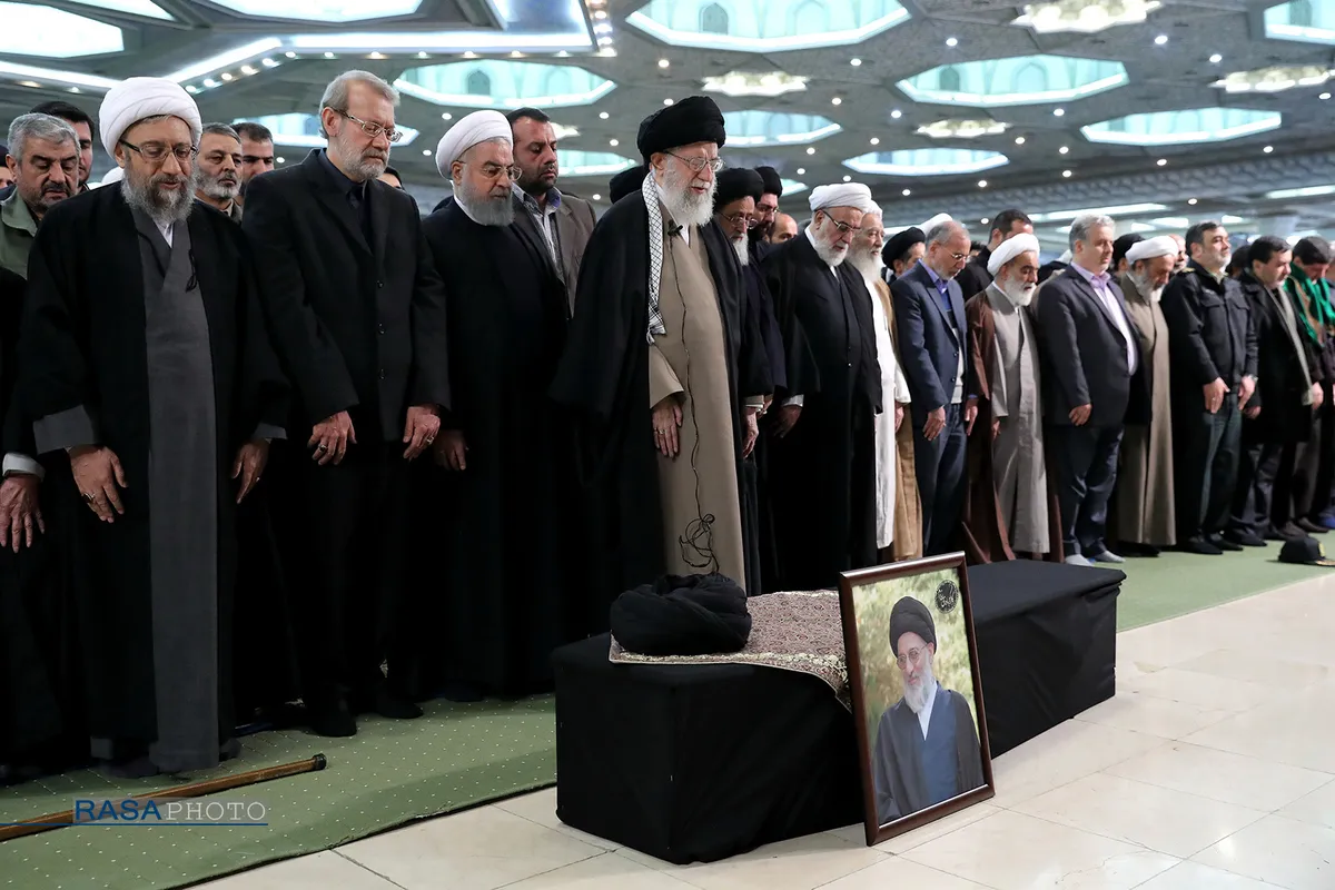 مراسم اقامه نماز بر پیکر آیت&zwnj;الله هاشمی شاهرودی به امامت رهبر انقلاب