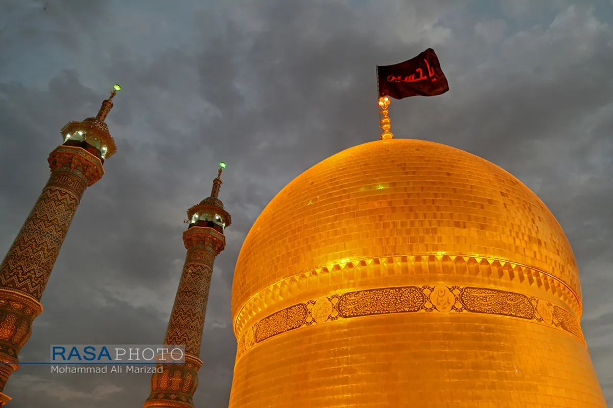 آیین تعویض پرچم گنبد حرم حضرت معصومه (سلام الله علیها) در شب اول محرم