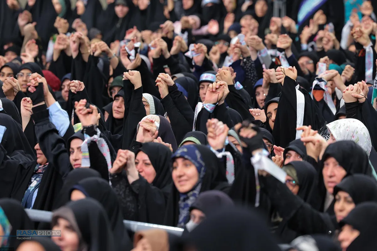دیدار هزاران نفر از زنان و دختران با رهبر انقلاب