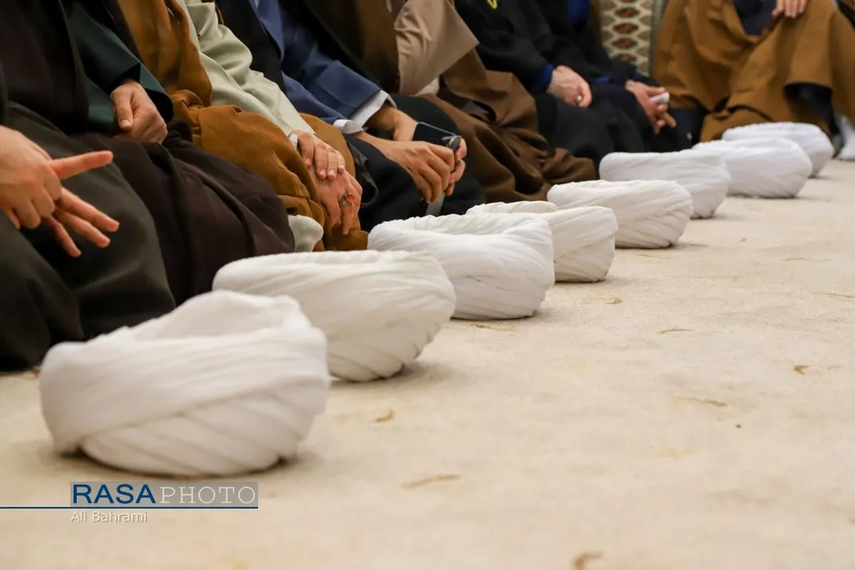 جشن روز مبعث و عمامه&zwnj;گذاری تعدادی از طلاب حوزه علمیه قم در بیوت مراجع تقلید