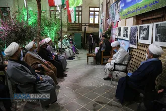 حضور تعدادی از طلاب جانباز در بیت امام راحل (ره)