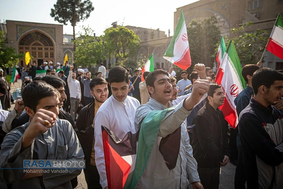 تجمع طلاب مدرسه علمیه مروی تهران در حمایت از عملیات نیروهای مسلح