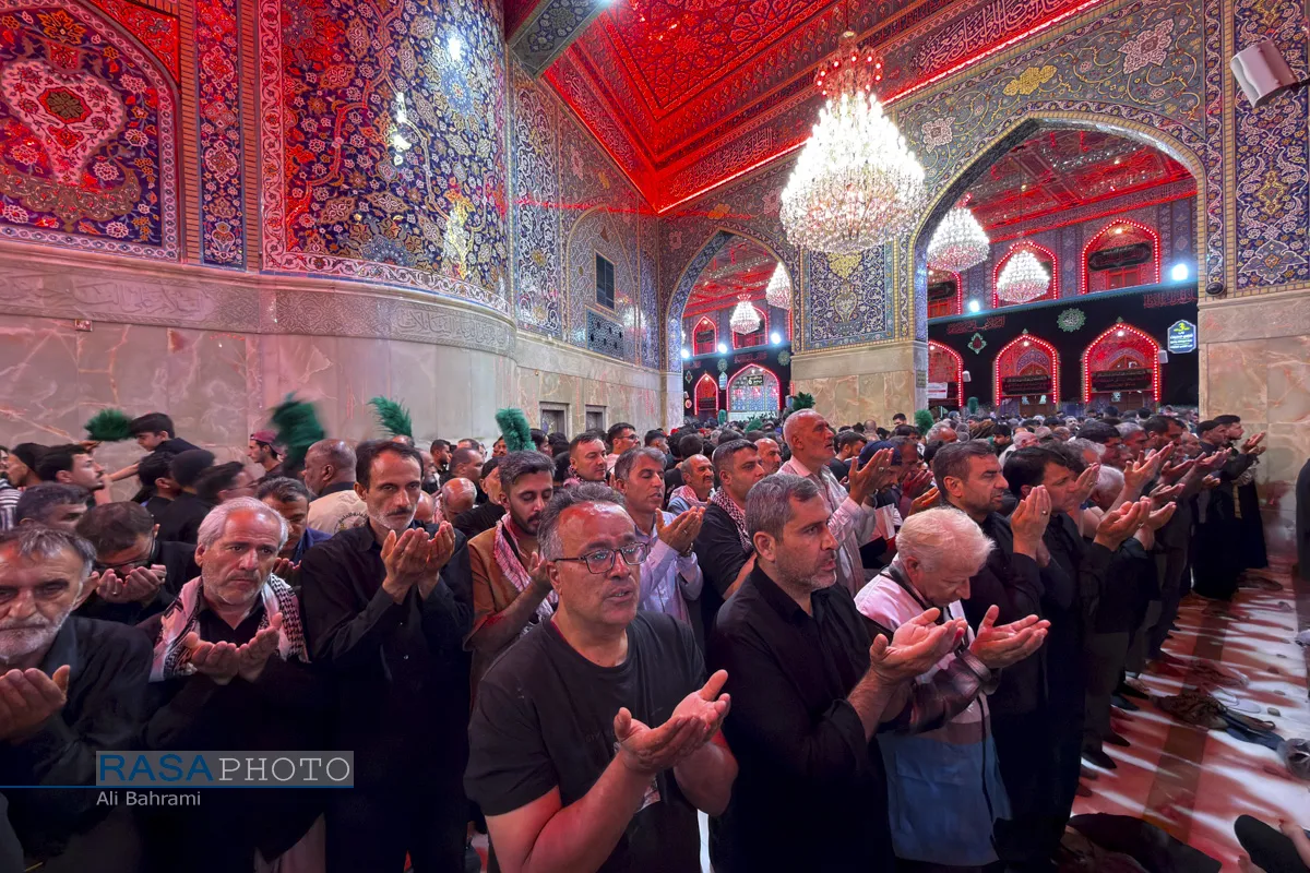 حضور زائران اربعین در حرم&zwnj;های مطهر سیدالشهدا و حضرت عباس (علیهماالسلام)
