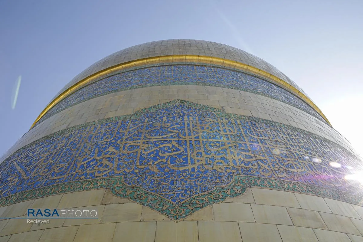 آیین تعویض پرچم گنبد منور رضوی در روز میلاد حضرت امام رضا (علیه&zwnj;السلام)