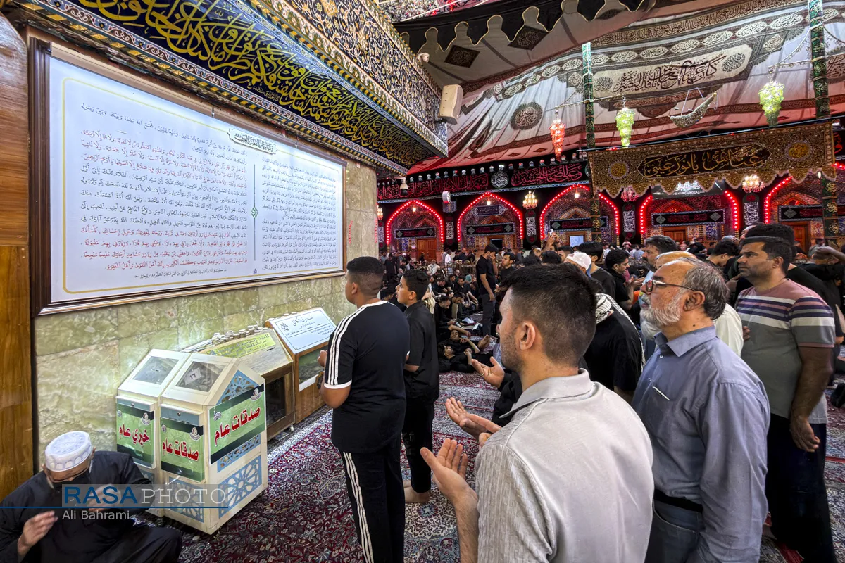 حضور زائران اربعین در حرم&zwnj;های مطهر سیدالشهدا و حضرت عباس (علیهماالسلام)
