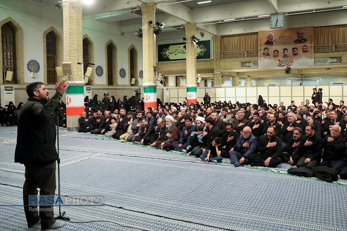 اقامه نماز توسط مقام معظم رهبری بر پیکر هفت شهید راه قدس