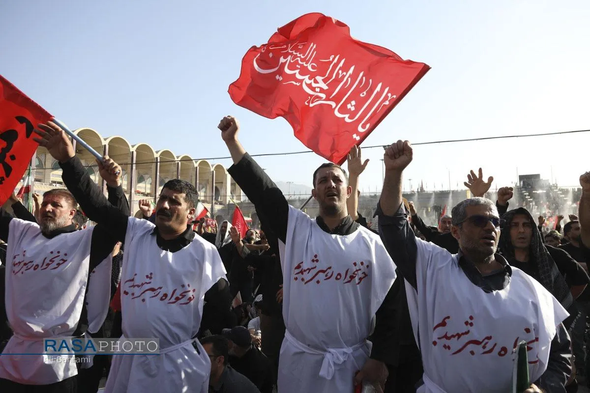اقامه نماز بر پیکر رهبر شهید انقلاب