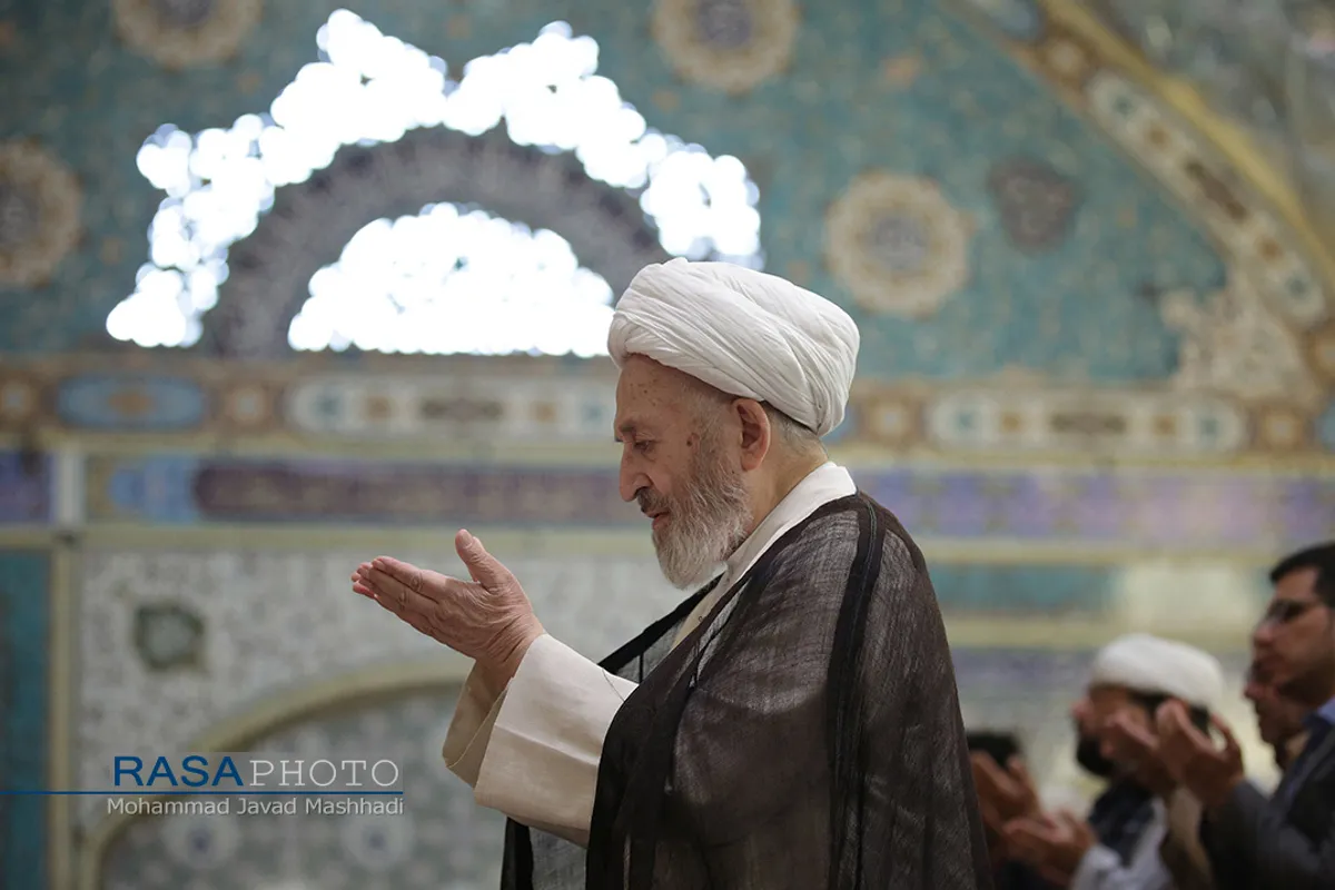 اقامه نماز جماعت ظهر و عصر به امامت حضرت آیت الله سبحانی در حرم مطهر رضوی