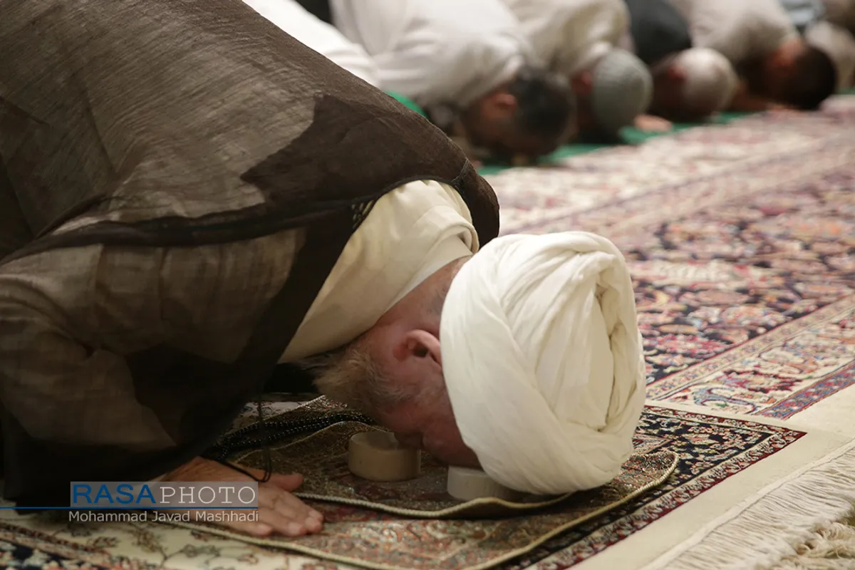 اقامه نماز جماعت ظهر و عصر به امامت حضرت آیت الله سبحانی در حرم مطهر رضوی