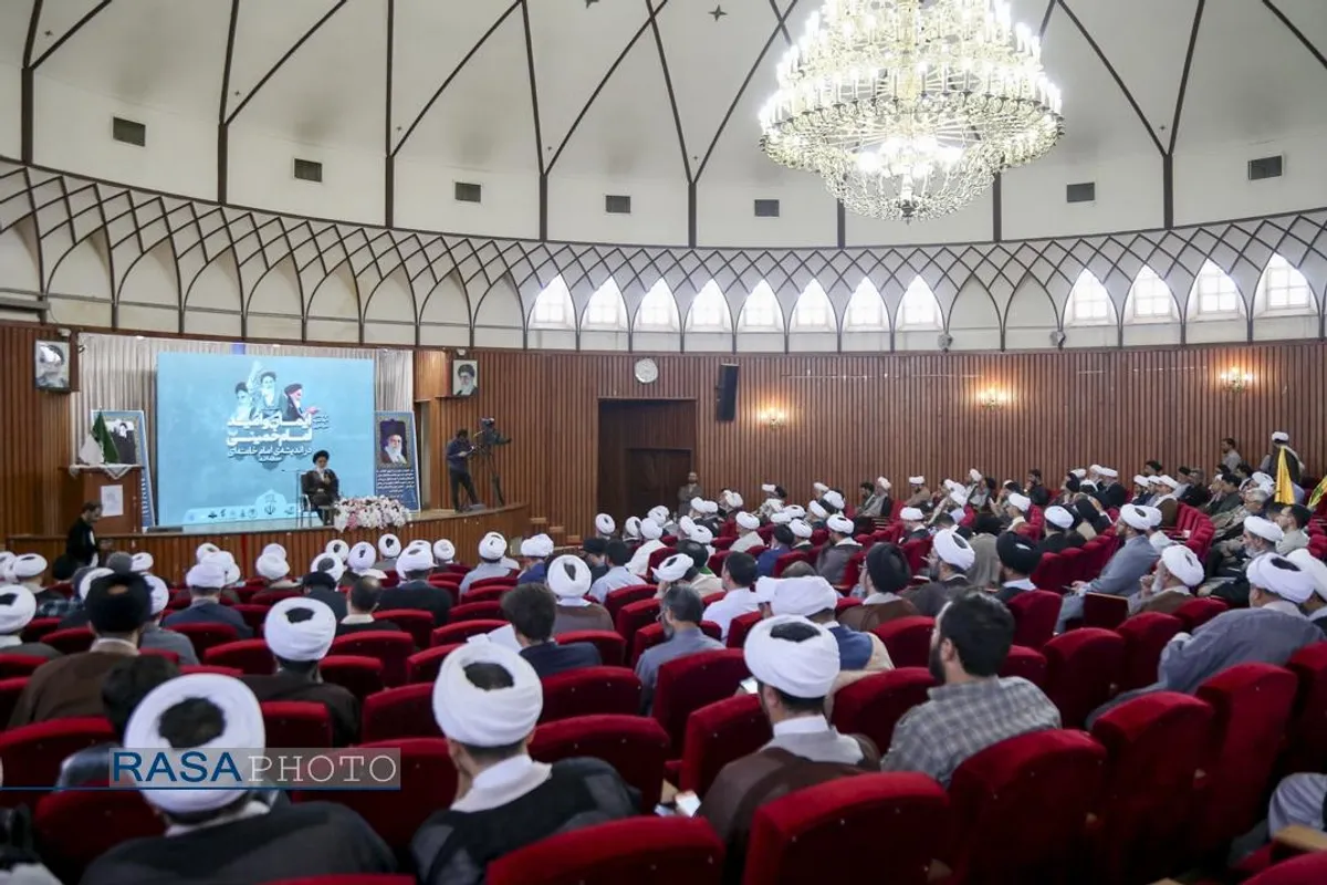 اولین اجلاسیه سراسری ایمان و&zwnj;امید امام خمینی (ره) در اندیشه امام خامنه&zwnj;ای