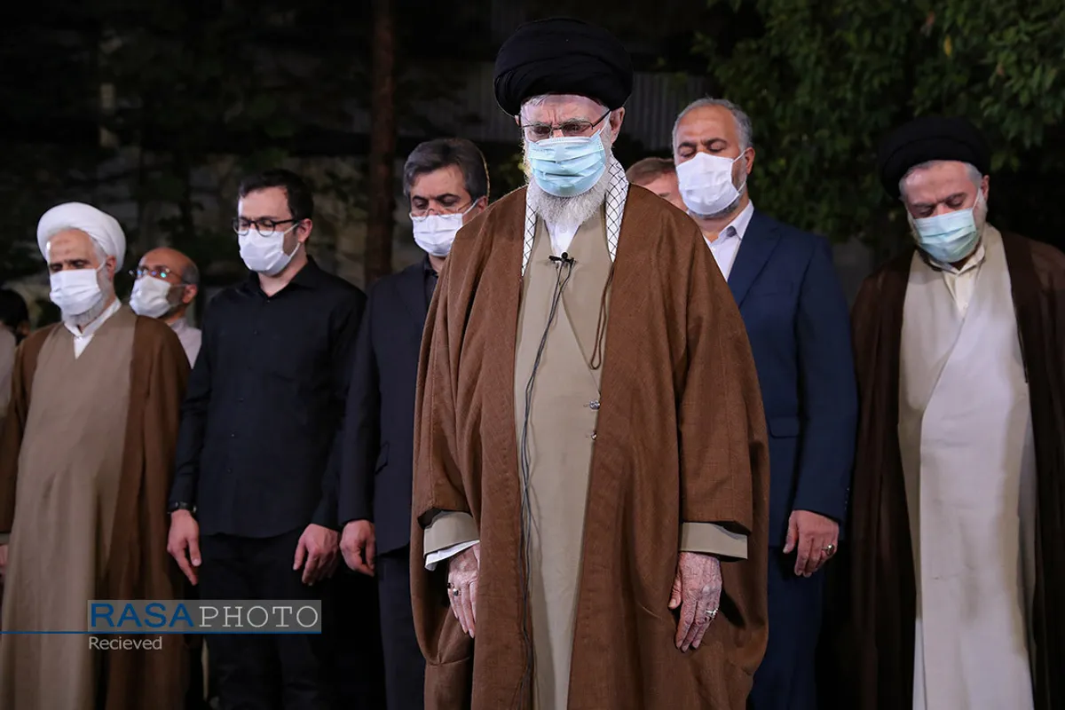اقامه نماز توسط رهبر انقلاب بر پیکر آیت الله فاطمی&zwnj;نیا