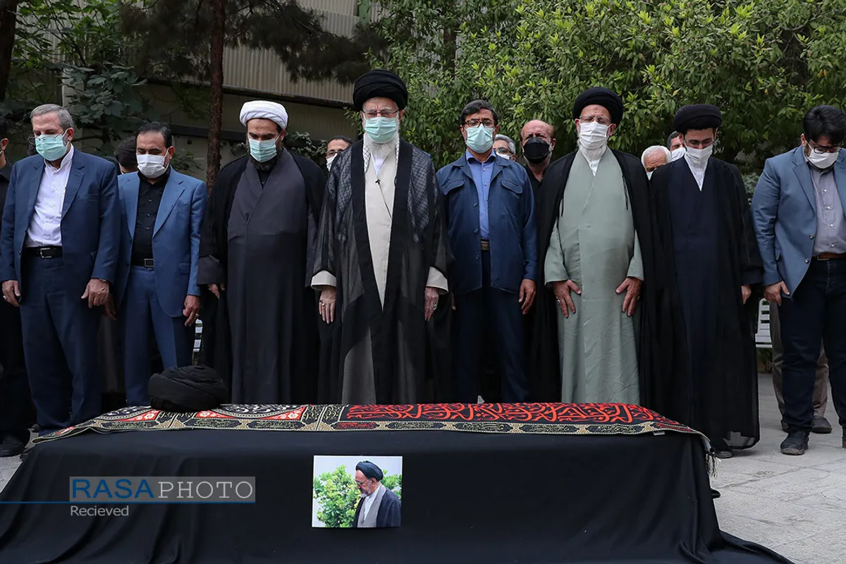 اقامه نماز توسط مقام معظم رهبری بر پیکر حجت&zwnj;&zwnj;&zwnj;الاسلام و المسلمین دعائی