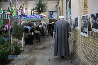 حضور تعدادی از طلاب جانباز در بیت امام راحل (ره)