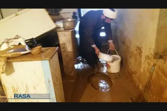 استاد حوزه علمیه به همراه طلاب در حال کمک رسانی به مردم سیل زده شهرستان دلفان