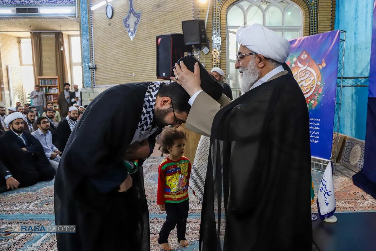 عمامه&zwnj;گذاری تعدادی از طلاب حوزه&zwnj;های علمیه در روز میلاد حضرت امام حسن عسکری (علیه&zwnj;السلام) توسط آیت الله شب&zwnj;زنده&zwnj;دار