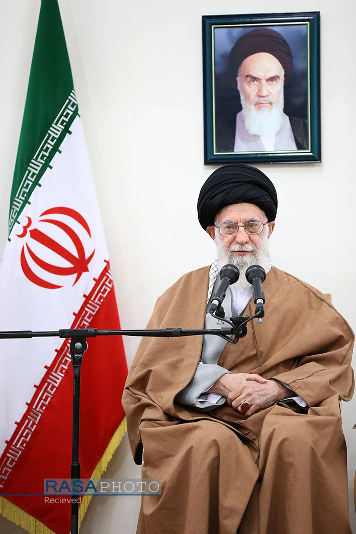 جلسه&zwnj;ی ویژه بررسی اقدامات و امدادرسانی&zwnj;ها به استان&zwnj;های سیل&zwnj;زده&zwnj;ی کشور با حضور حضرت آیت&zwnj;الله خامنه&zwnj;ای