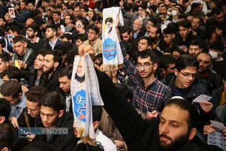 دیدار جمعی از رأی اولی&zwnj;ها و خانواده&zwnj;های شهدا با رهبر انقلاب