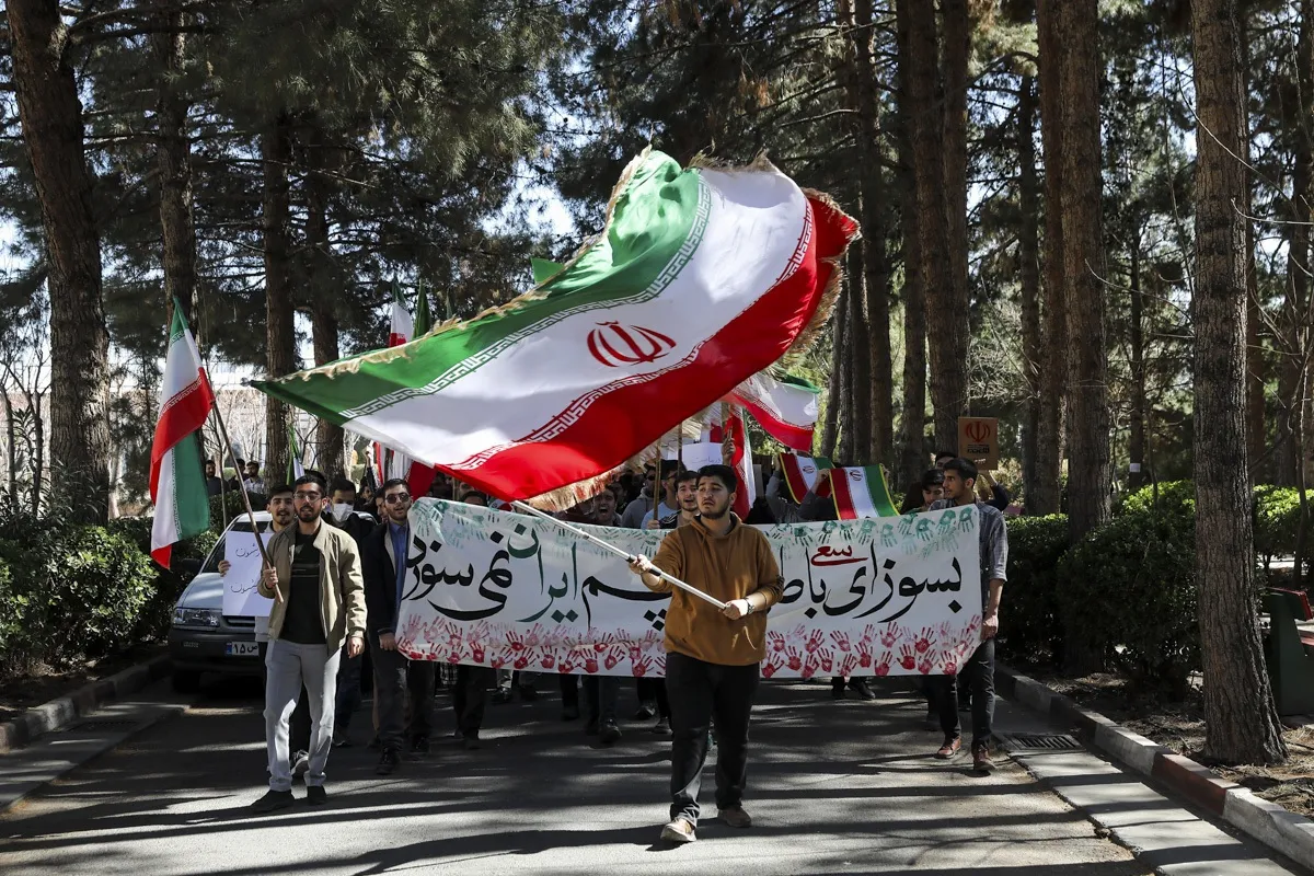 تجمع دانشجویان دانشگاه قم در محکومیت هتک حرمت پرچم جمهوری اسلامی ایران و مقدسات