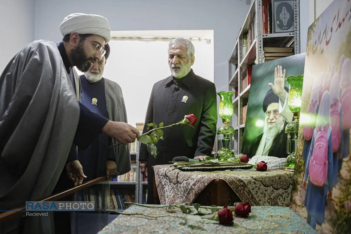 حضور خدام حرم مطهر رضوی در منزل رهبر شهید انقلاب