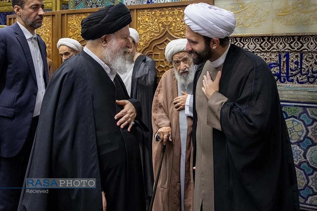 غبارروبی ضریح مطهر رضوی در آستانه دهه &laquo;ولایت و امامت&raquo;