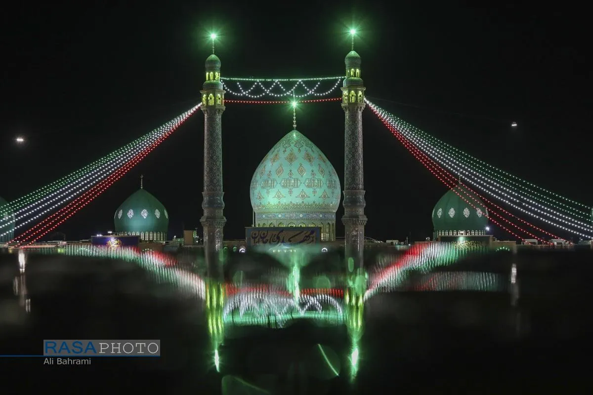 حال و هوای بارانی مسجد مقدس جمکران در شب نیمه شعبان