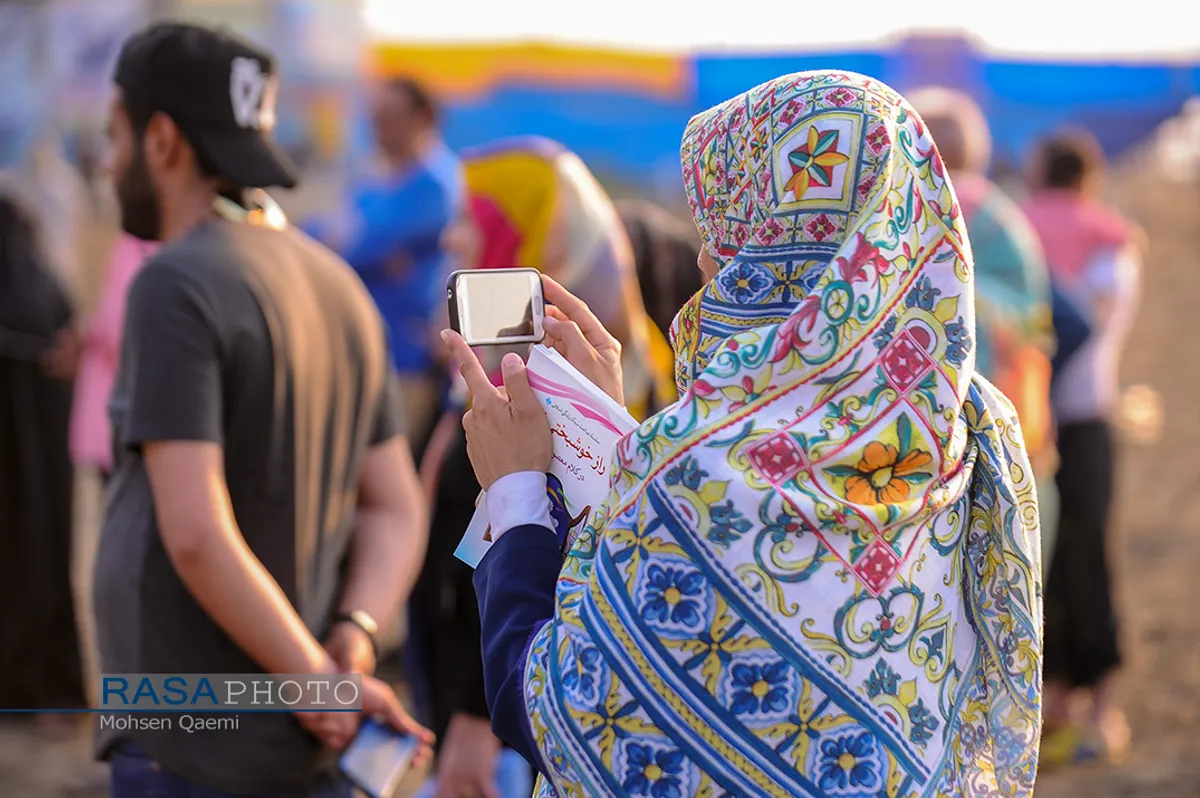 تبلیغ طلاب جوان در ساحل دریا