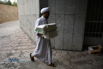 آماده سازی آشپزخانه مدرسه علمیه صدوق قم برای تهیه افطاری خانواده&zwnj;های محروم