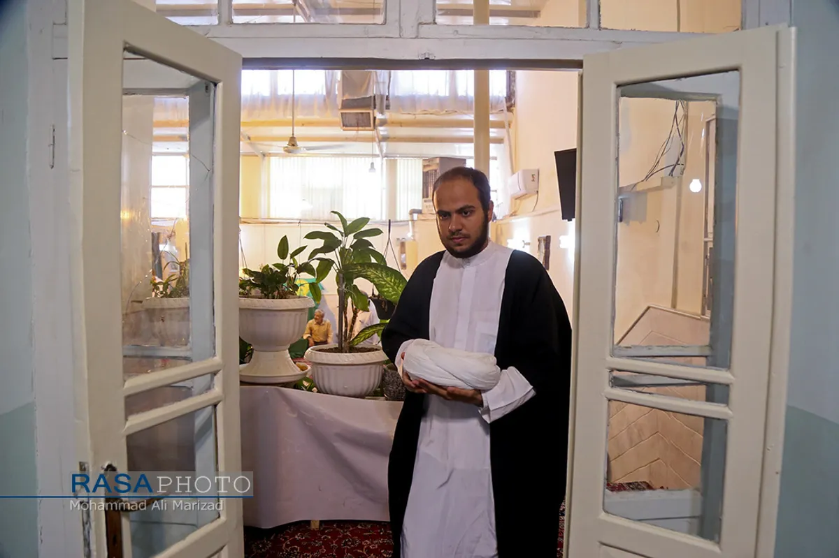 مراسم عمامه&zwnj;گذاری طلاب در بیوت مراجع تقلید در روز عید سعید غدیر