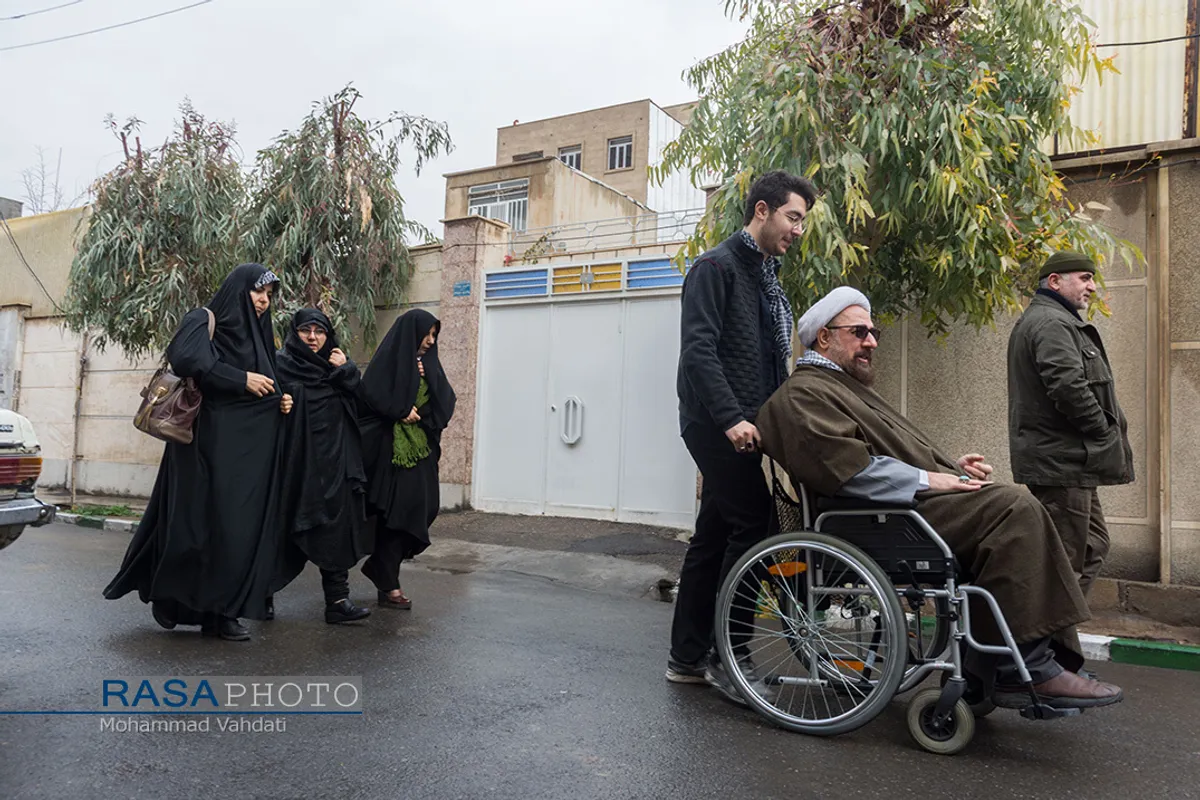 پا به پای انقلاب در ۴۰ سالگی | حضور طلبه&zwnj;ی جانباز در راهپیمایی ۲۲ بهمن ۴۰ سالگی انقلاب