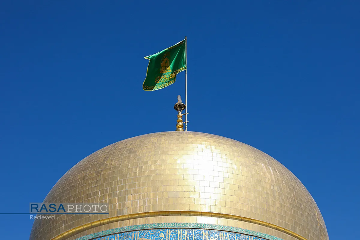 آیین تعویض پرچم گنبد منور رضوی در روز میلاد امام رضا(علیه&zwnj;السلام)